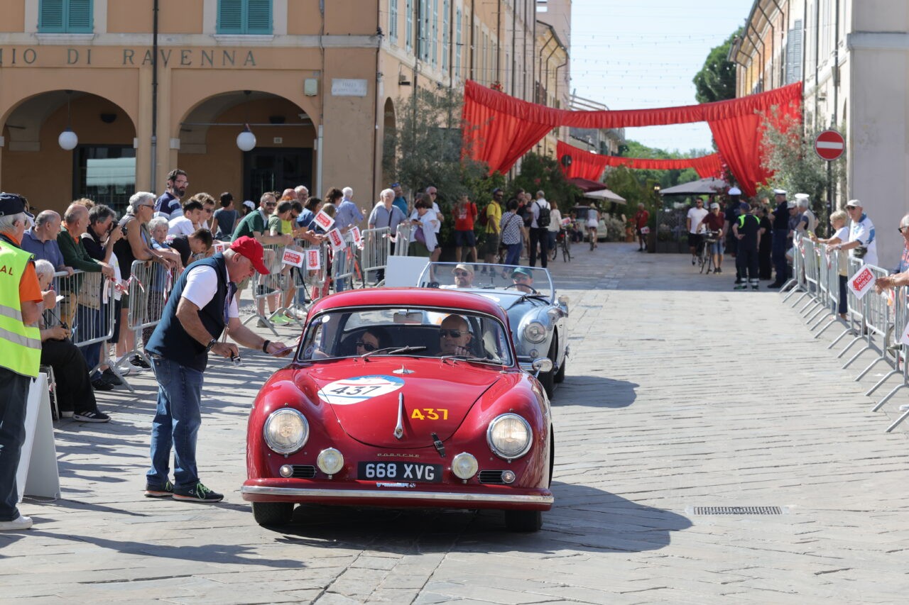 Auto storiche della 1000 Miglia attraversano un centro italiano tra il pubblico